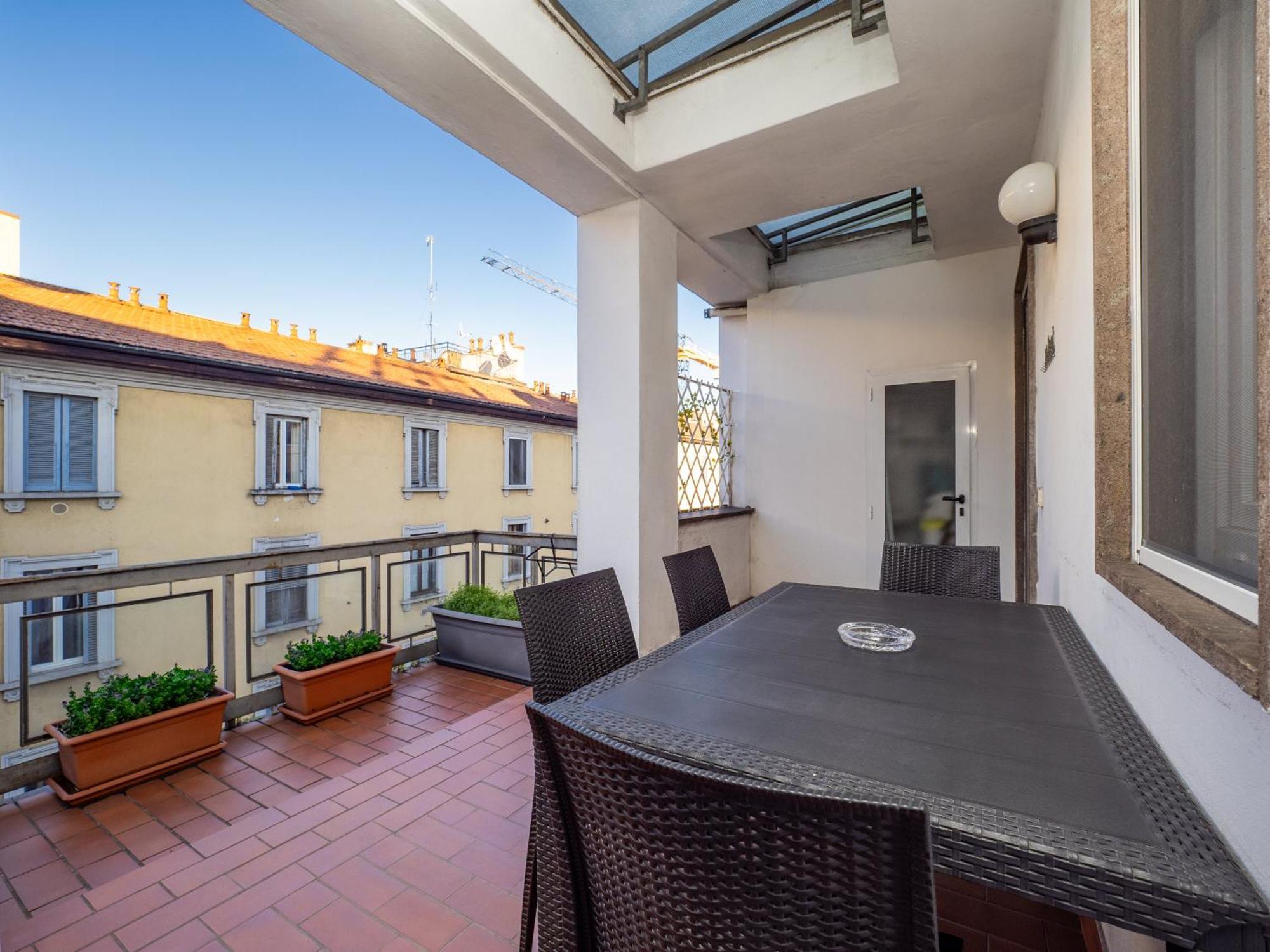 Flat In Center With Terrace, Near Garibaldi Fs Appartamento