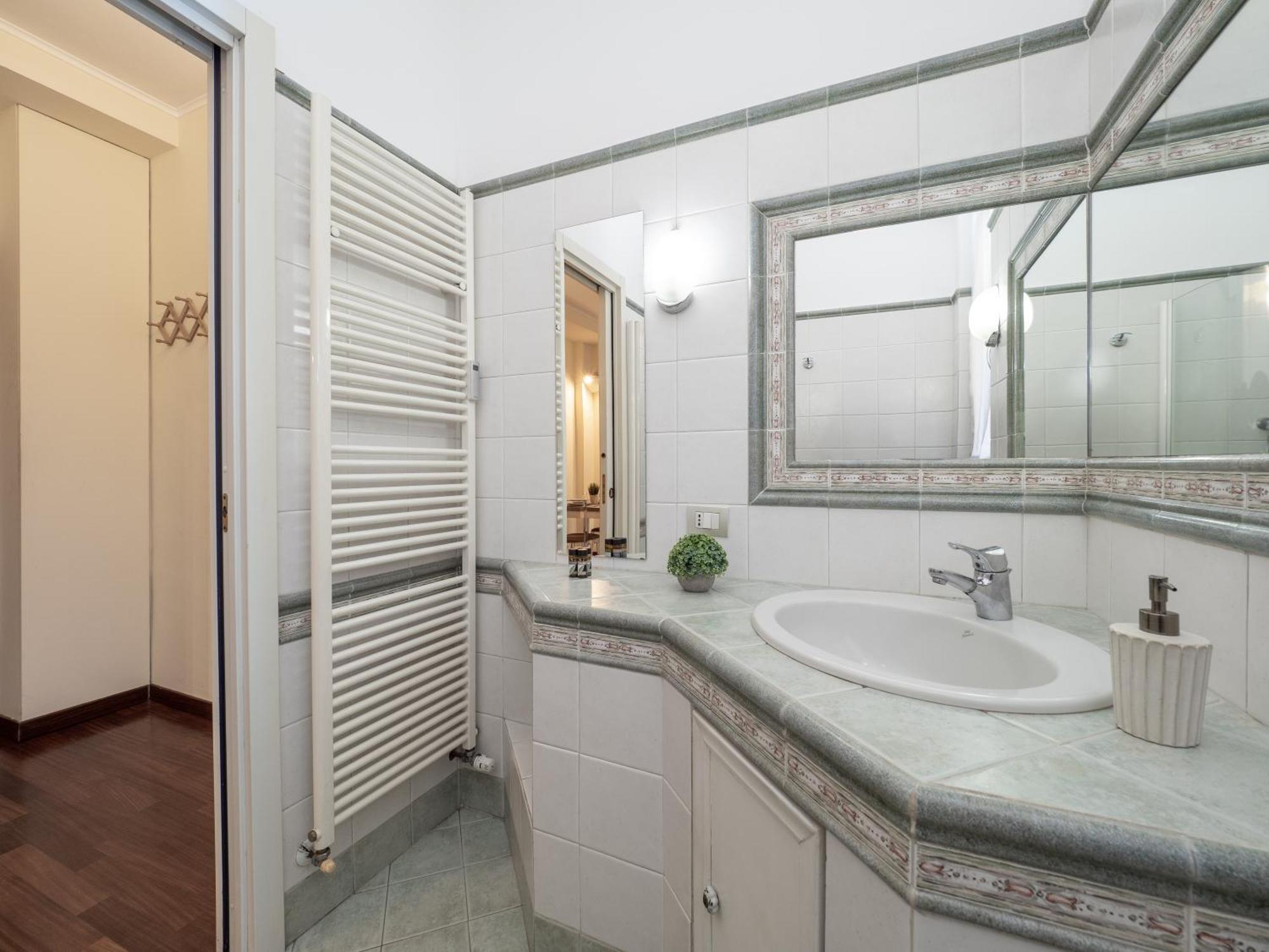 Flat In Center With Terrace, Near Garibaldi Fs Appartamento