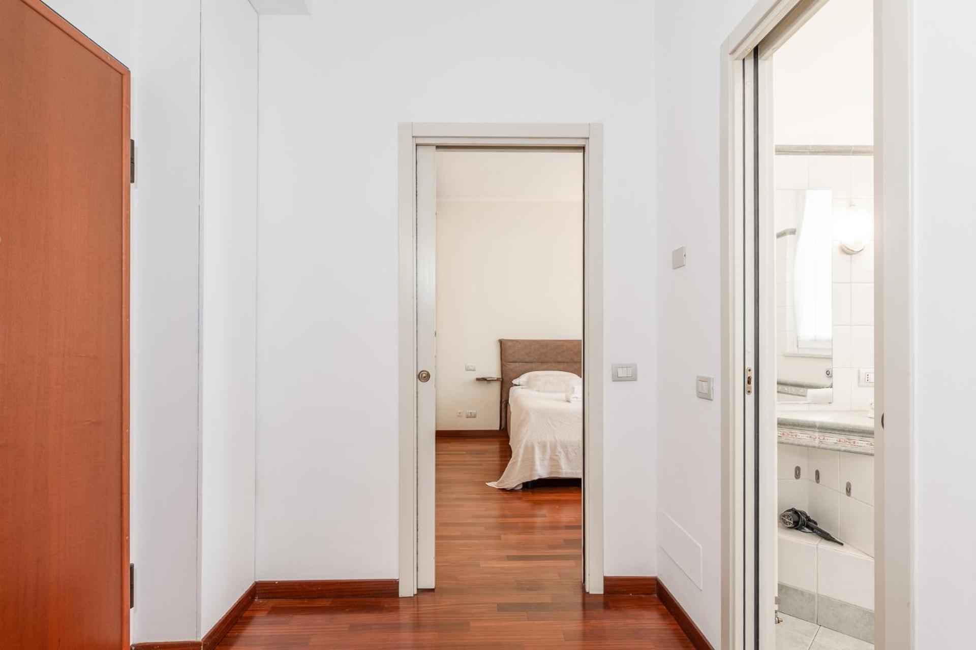 Flat In Center With Terrace, Near Garibaldi Fs Appartamento